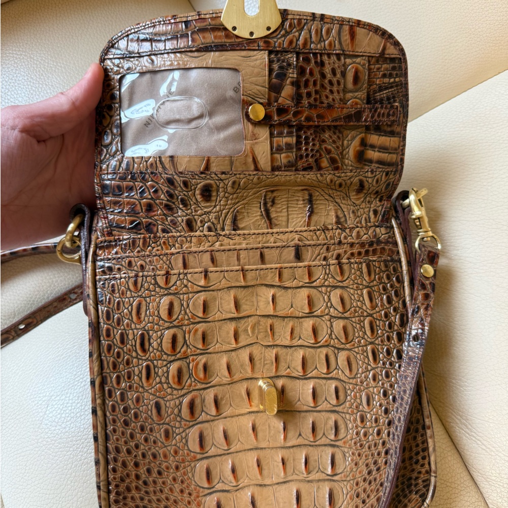 Brahmin 100% leather brown crocodile crossbody purse with gold hardware - Picture 6 of 8